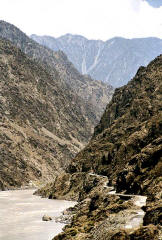 The KKH on the right running along the Indus in Kohistan